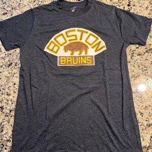 Men’s medium Boston Bruins tee shirt